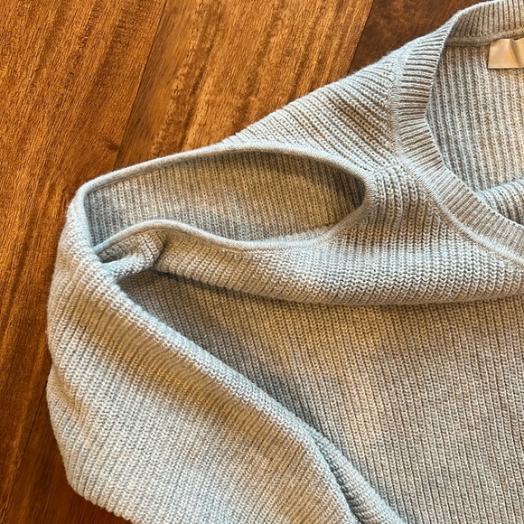 Cozy sweater with cutouts on shoulders, very cute! Great for summer nights - Picture 4 of 5